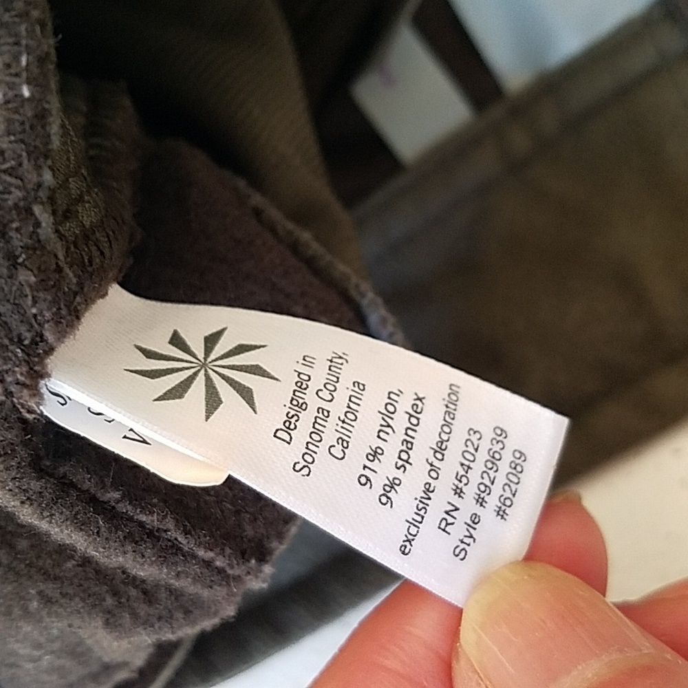 Athleta Dipper Dark Olive Flare Cargo Pants Pocket Details Size 2 - Picture 13 of 17